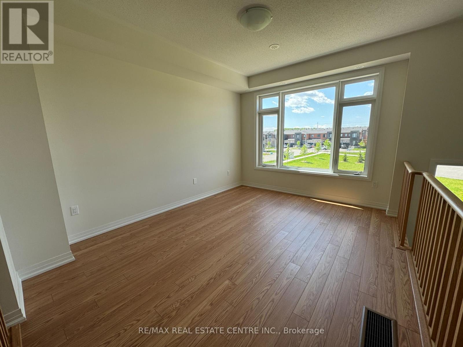 5 Cherry Hill Lane, Barrie (Painswick South), Ontario  L9J 0M7 - Photo 6 - S12568554