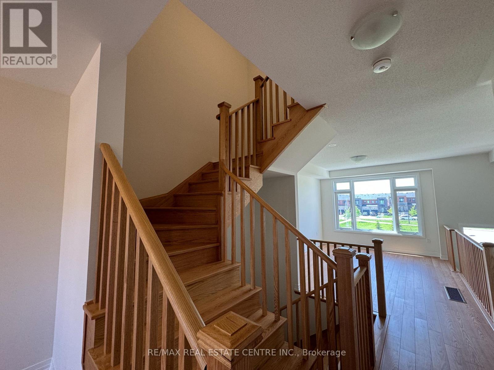 5 Cherry Hill Lane, Barrie (Painswick South), Ontario  L9J 0M7 - Photo 7 - S12568554