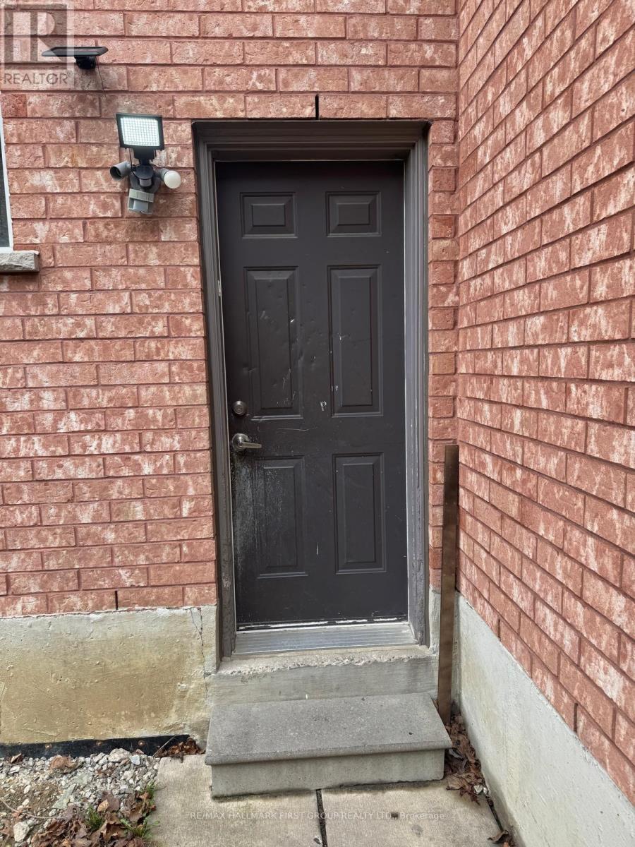 100 Fiddleneck Crescent, Brampton, Ontario  L6R 2E2 - Photo 2 - W12568546