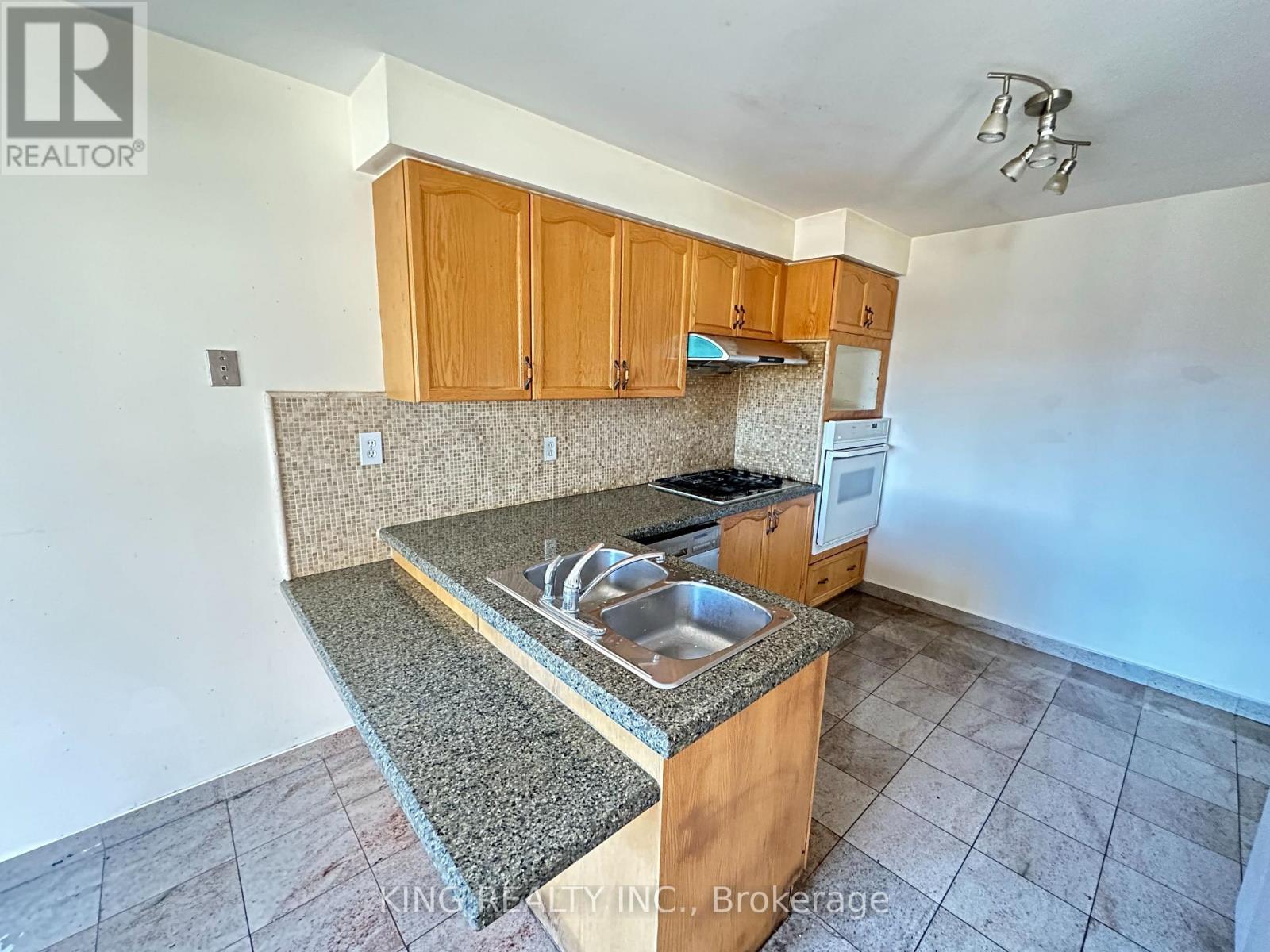 77 Forestgrove Circle, Brampton, Ontario  L6Z 4T4 - Photo 4 - W12568574