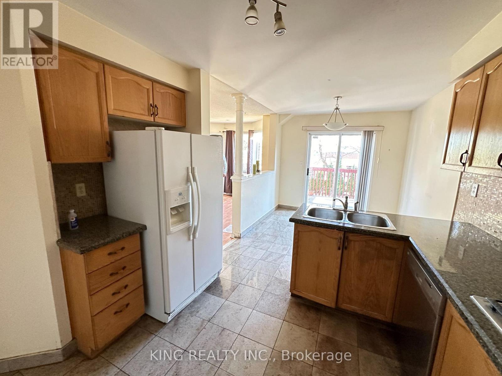 77 Forestgrove Circle, Brampton, Ontario  L6Z 4T4 - Photo 5 - W12568574