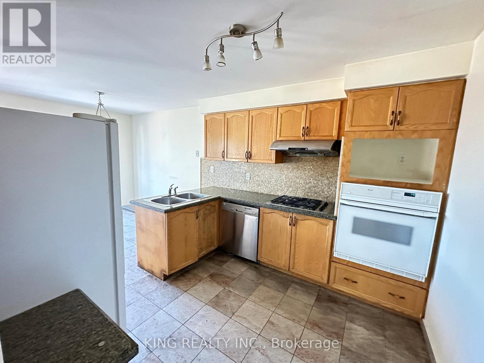 77 Forestgrove Circle, Brampton, Ontario  L6Z 4T4 - Photo 8 - W12568574