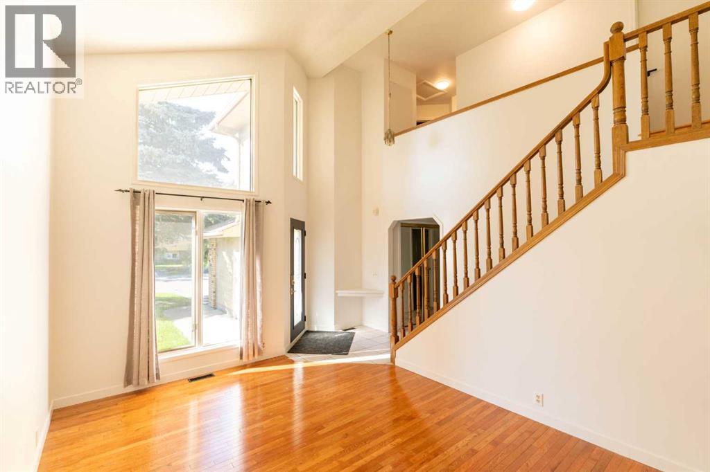 33 Sundown Close Se, Calgary, Alberta  T2X 2X3 - Photo 2 - A2269327