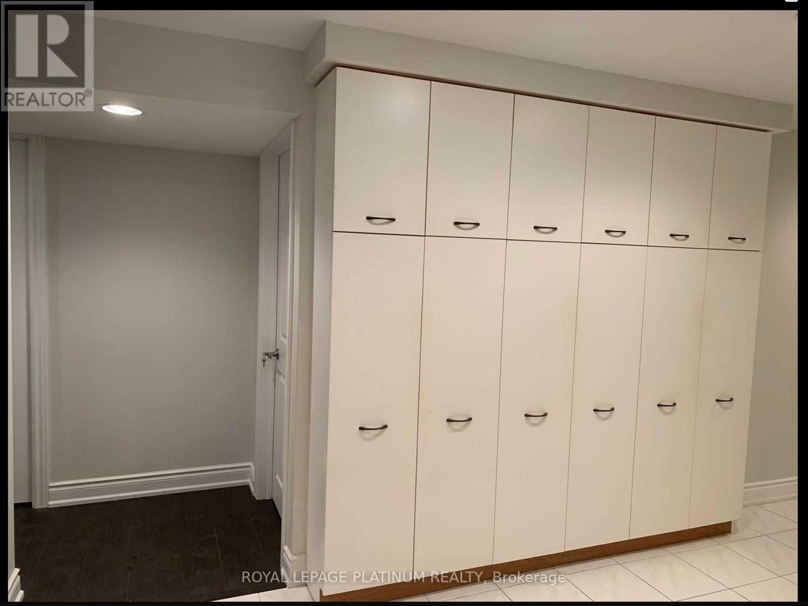 Legal Basement Apartment - 1540 Manorbrook Crt., Mississauga, Ontario  L5M 4A8 - Photo 11 - W12442628