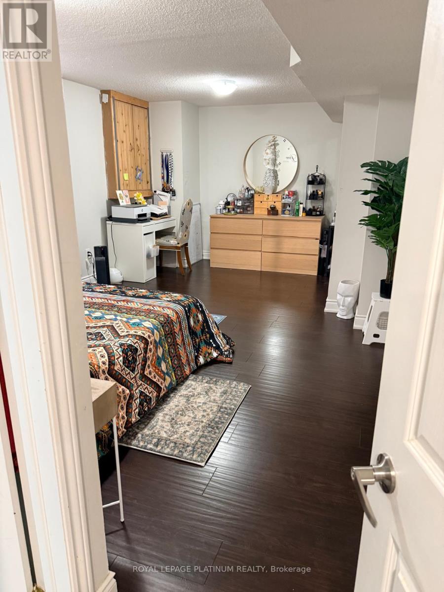 Legal Basement Apartment - 1540 Manorbrook Crt., Mississauga, Ontario  L5M 4A8 - Photo 16 - W12442628