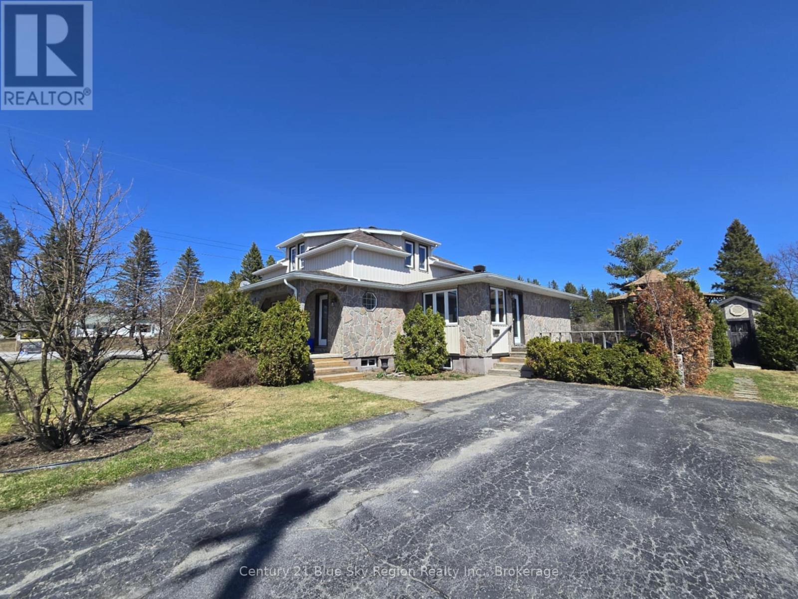 22 Dubeau Street, West Nipissing, Ontario  P0H 2M0 - Photo 2 - X12550348