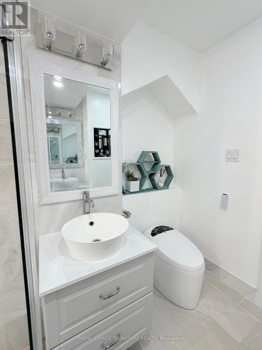 Upper - 490 Windermere Avenue, Toronto, Ontario M6S 3L6 - Photo 34 - W12568604