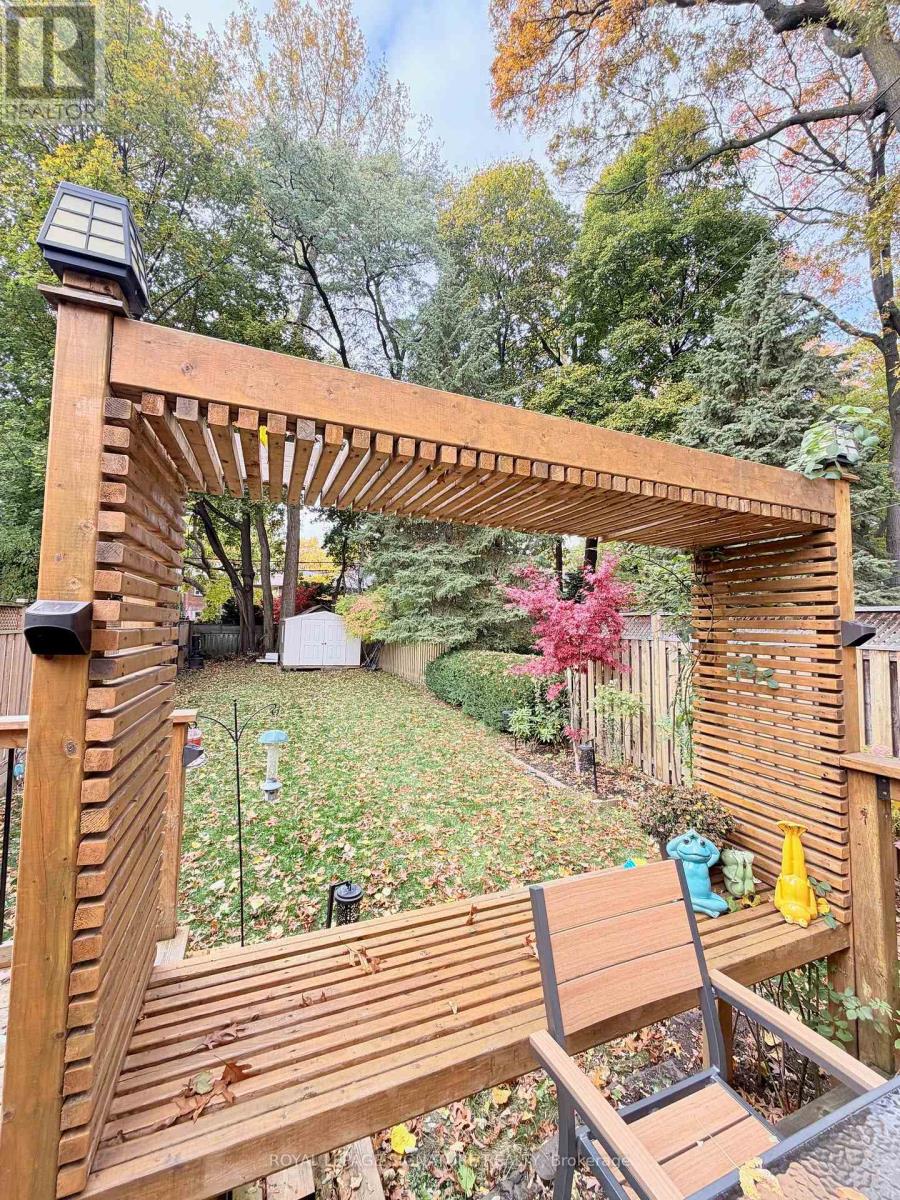 Upper - 490 Windermere Avenue, Toronto, Ontario M6S 3L6 - Photo 40 - W12568604