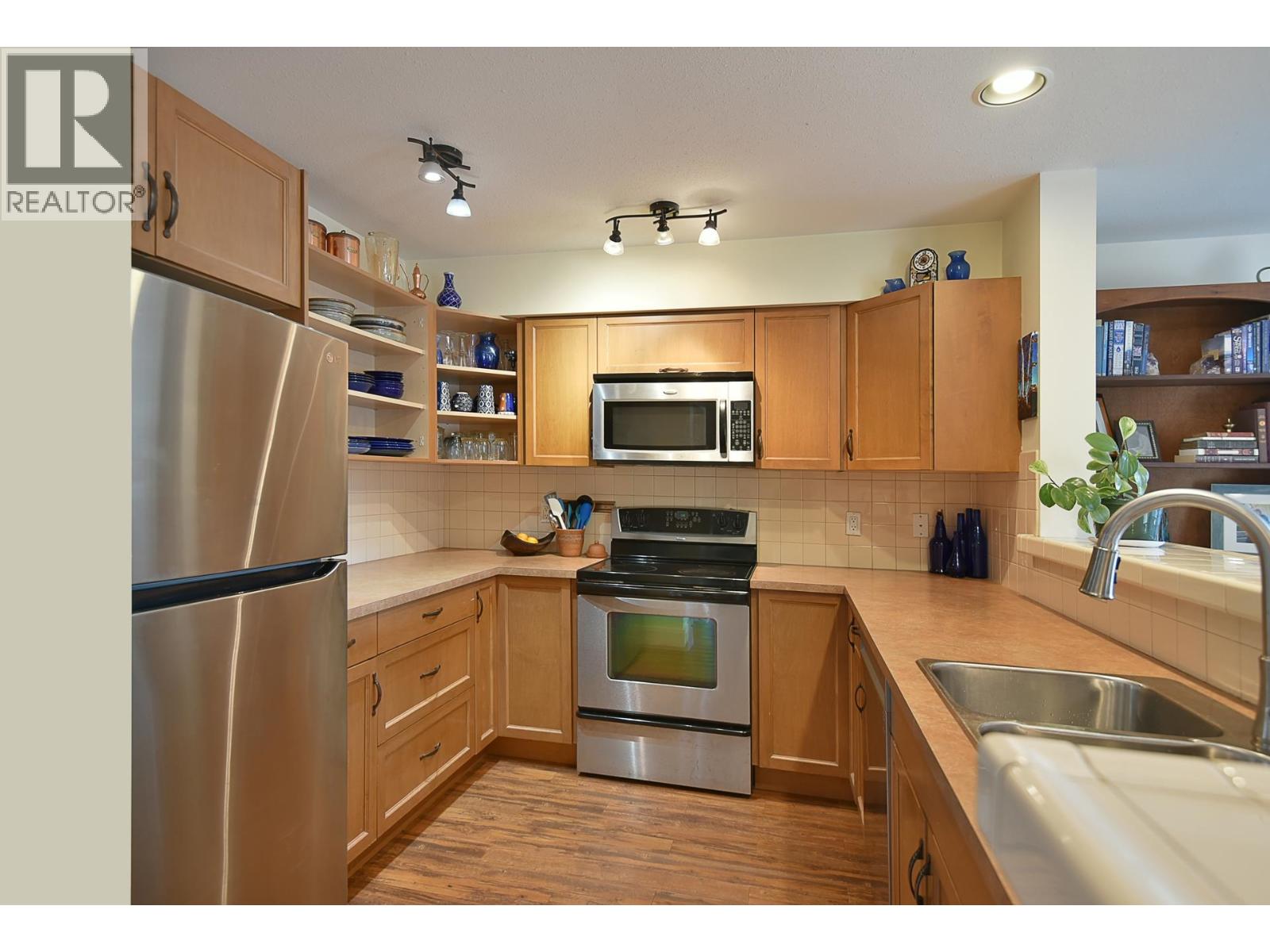 303 5711 EBBTIDE STREET, Sechelt, British Columbia