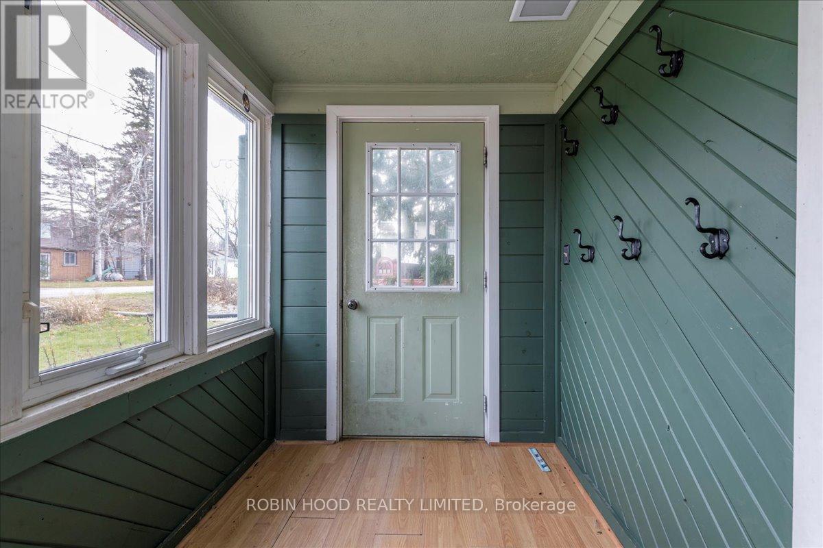 10 Lucy Street, Penetanguishene, Ontario  L9M 1K7 - Photo 3 - S12505974