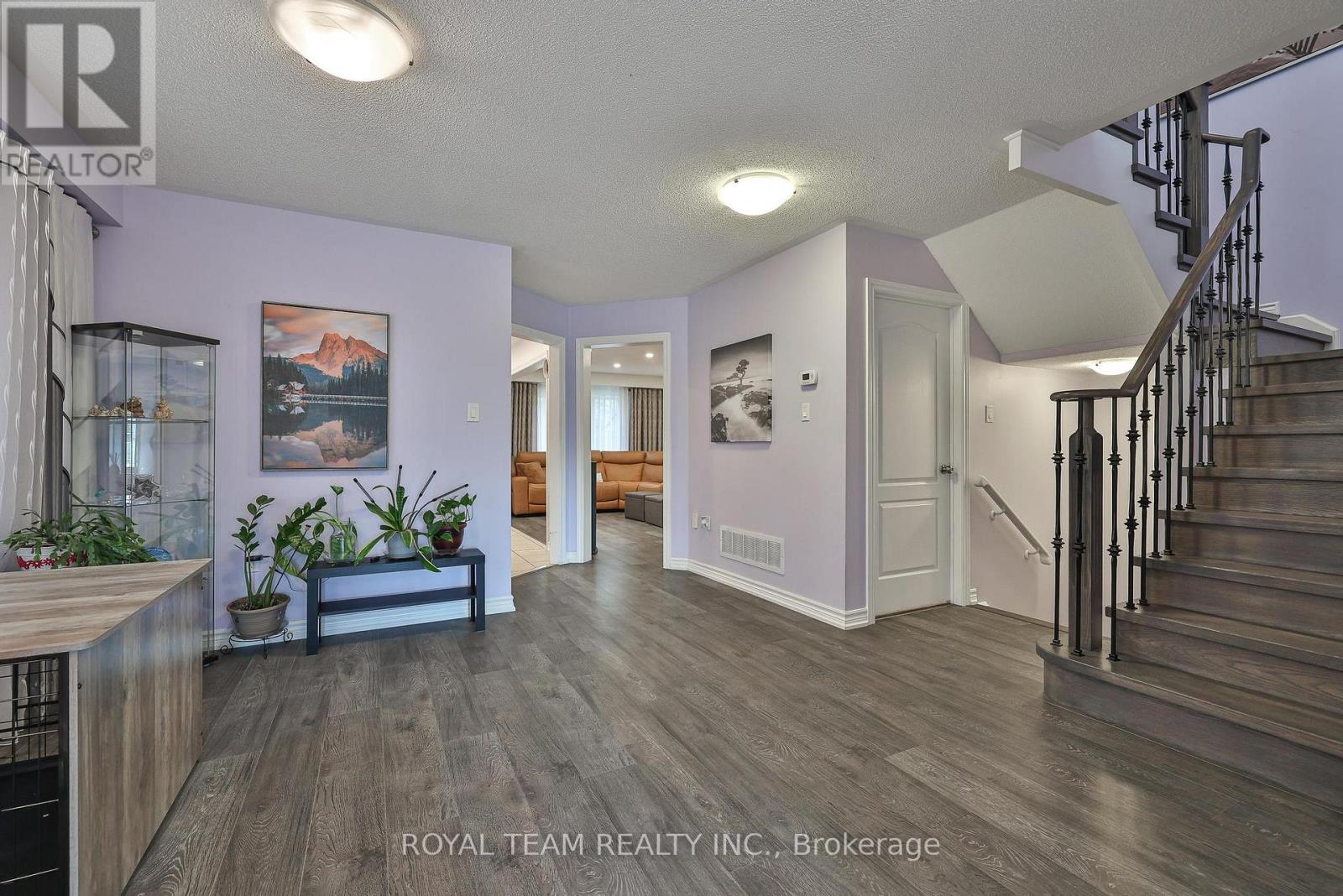 121 Professor Day Drive, Bradford West Gwillimbury (Bradford), Ontario L3Z 3B9 - Photo 6 - N12568680