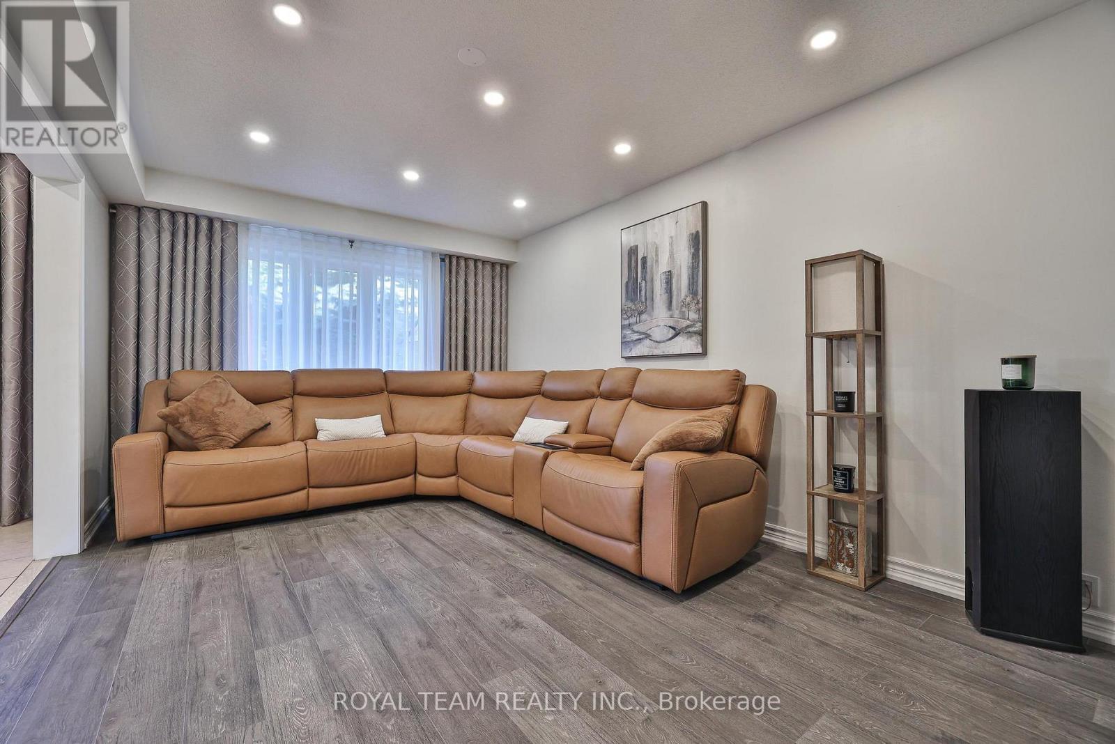 121 Professor Day Drive, Bradford West Gwillimbury (Bradford), Ontario L3Z 3B9 - Photo 9 - N12568680