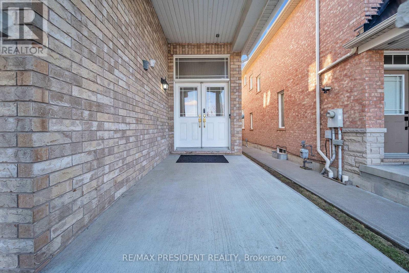 342 Panhellenic Drive, Mississauga, Ontario L5W 0B9 - Photo 5 - W12568628