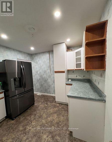 93 Greenbriar Road, Brampton, Ontario  L6S 2A4 - Photo 15 - W12568630