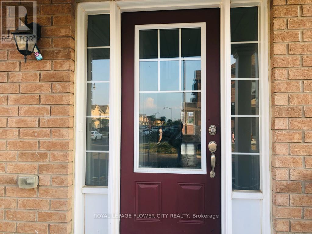 106 Lanark Circle, Brampton, Ontario  L6X 5L3 - Photo 2 - W12568648