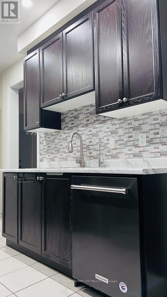 106 Lanark Circle, Brampton, Ontario  L6X 5L3 - Photo 8 - W12568648