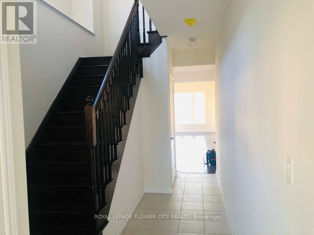 106 Lanark Circle, Brampton, Ontario  L6X 5L3 - Photo 9 - W12568648