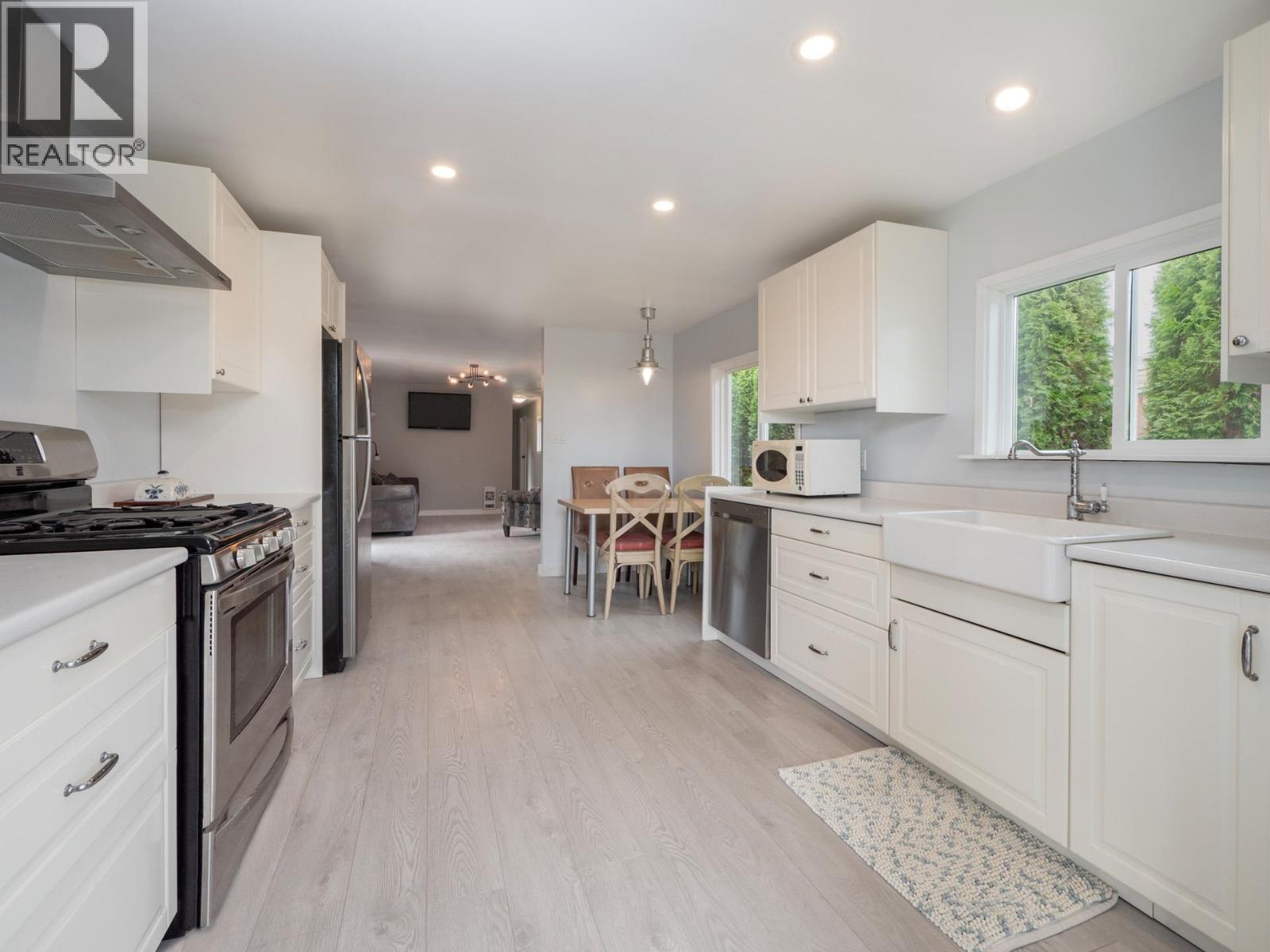 747 Cascade Crescent, Gibsons, British Columbia  V0N 1V9 - Photo 3 - R3069448