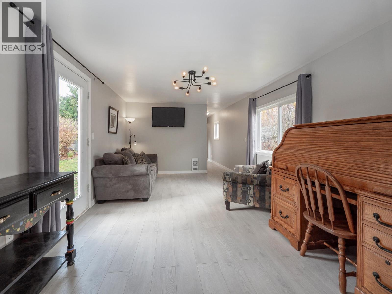 747 Cascade Crescent, Gibsons, British Columbia  V0N 1V9 - Photo 8 - R3069448