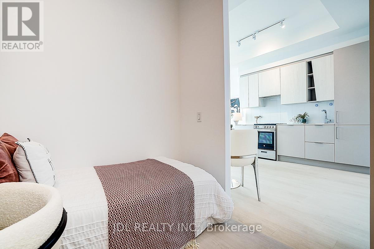 3613 - 3900 Confederation Parkway, Mississauga, Ontario  L5B 0M3 - Photo 6 - W12568690