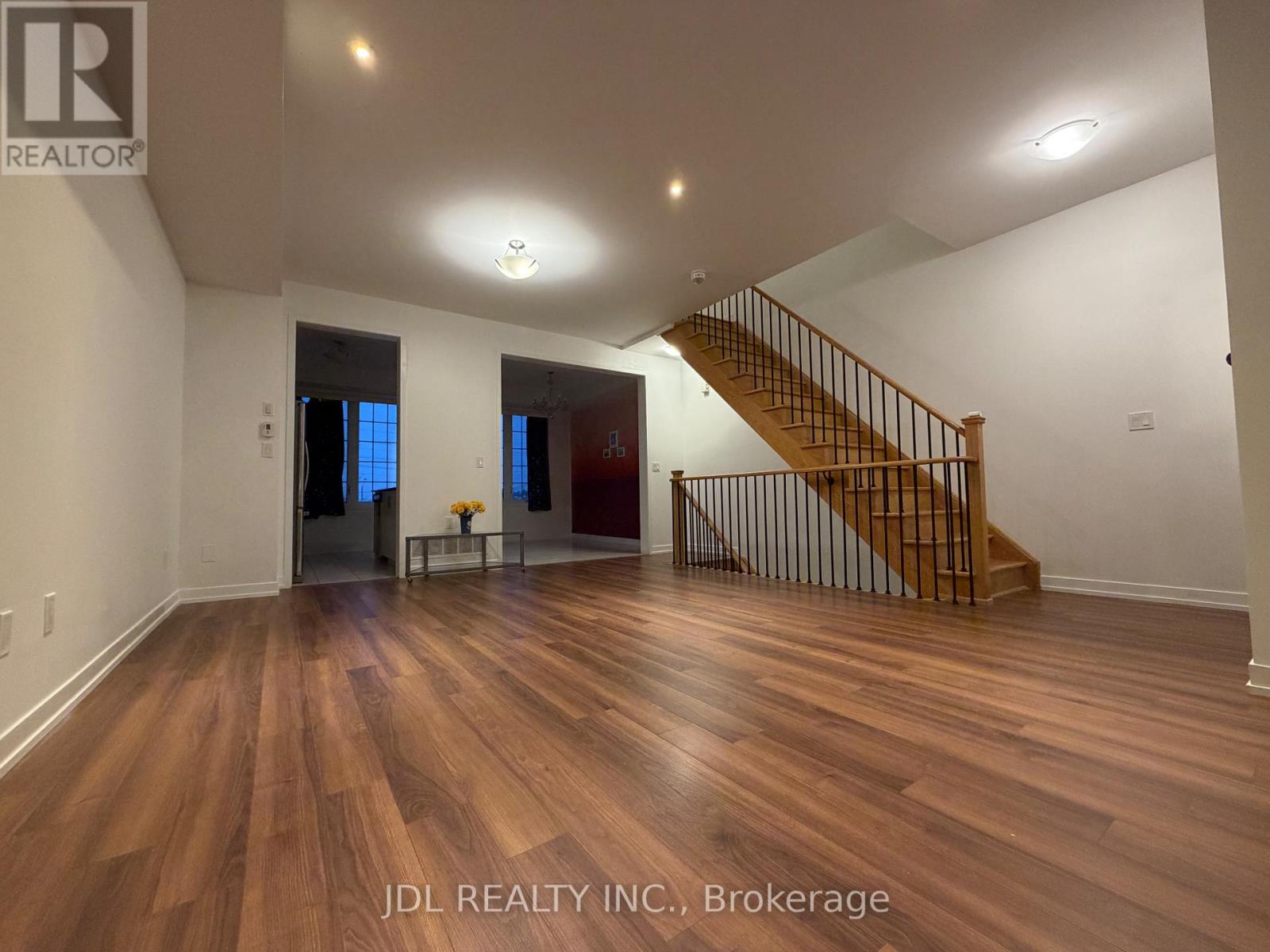 302 Clay Stones Street, Newmarket, Ontario L3X 0M1 - Photo 2 - N12551832