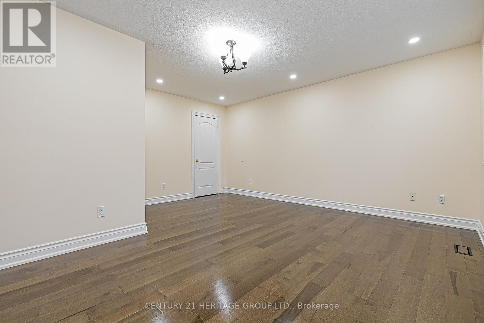 20 Trish Drive, Richmond Hill, Ontario  L4E 5C5 - Photo 19 - N12568602