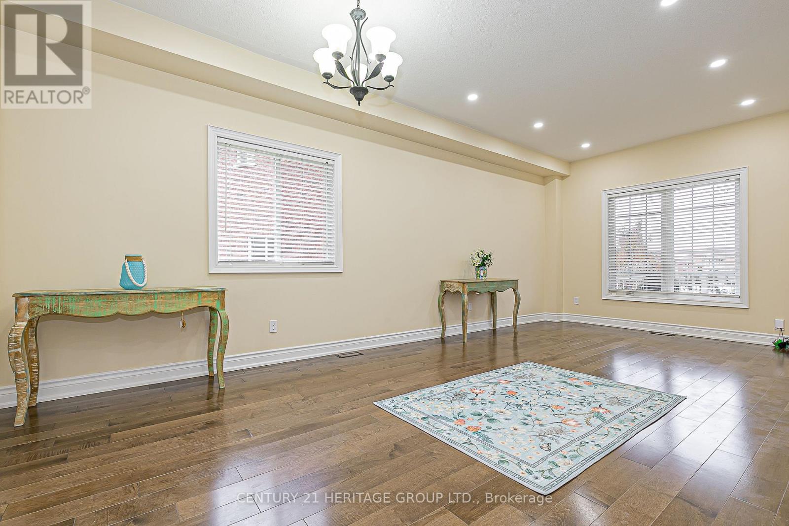 20 Trish Drive, Richmond Hill, Ontario  L4E 5C5 - Photo 5 - N12568602