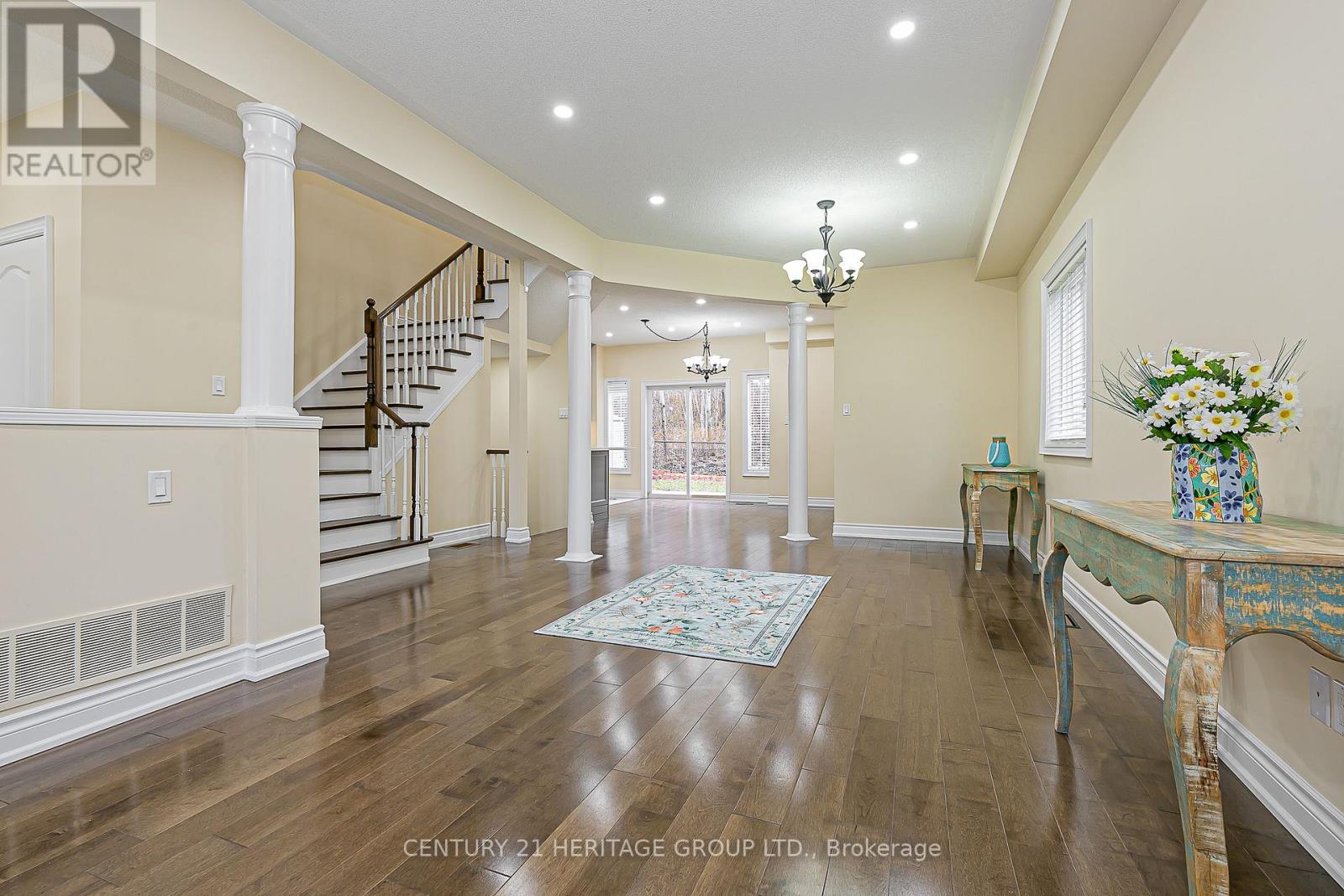 20 Trish Drive, Richmond Hill, Ontario  L4E 5C5 - Photo 8 - N12568602