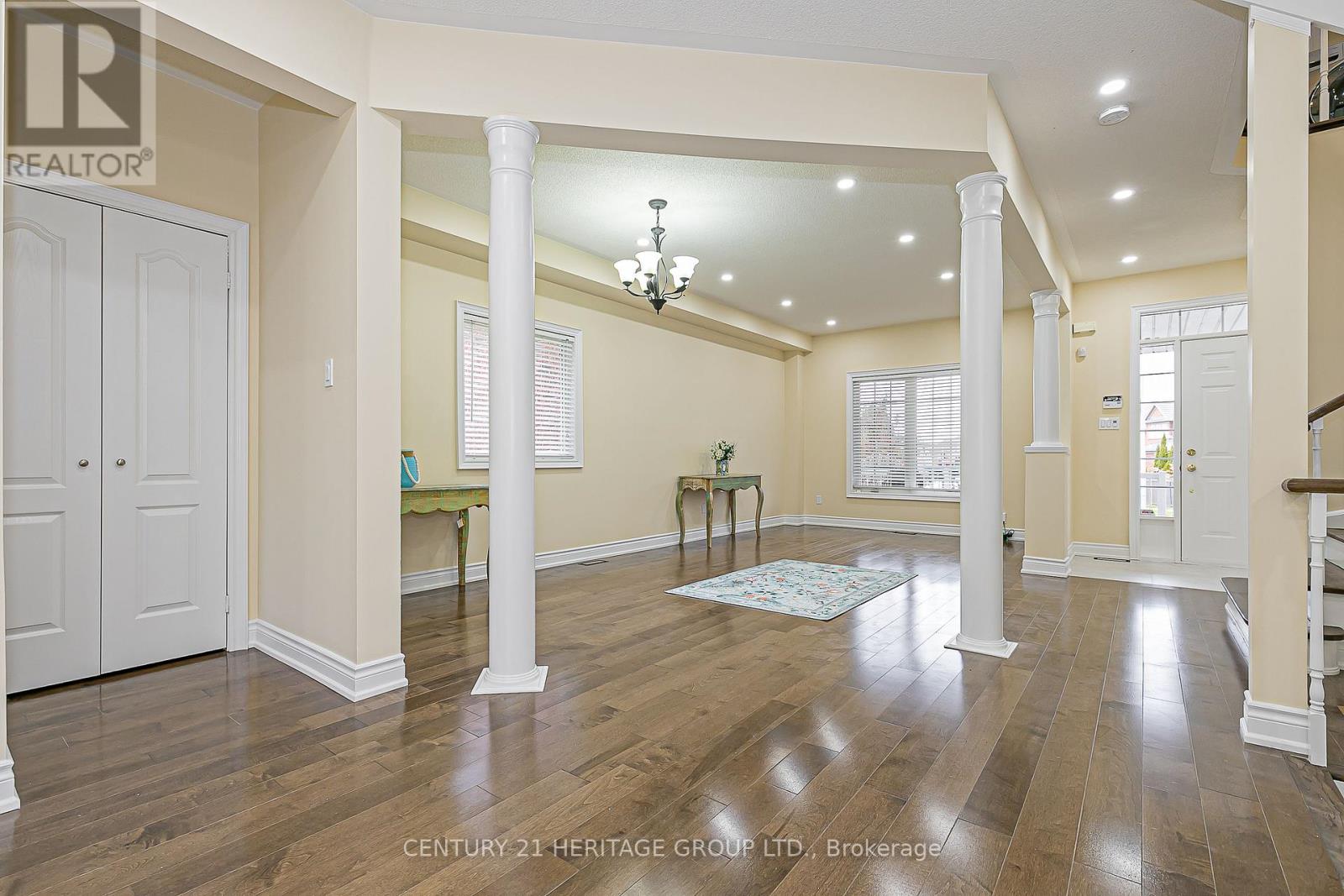 20 Trish Drive, Richmond Hill, Ontario  L4E 5C5 - Photo 9 - N12568602