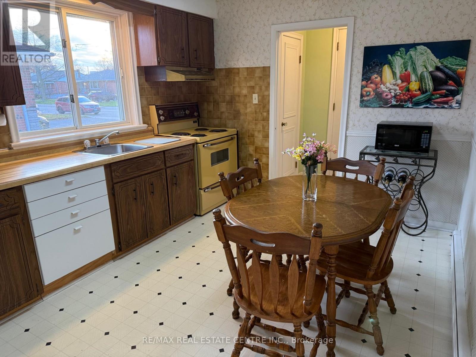 170 Fernwood Crescent, Hamilton, Ontario  L8T 3L4 - Photo 10 - X12548390