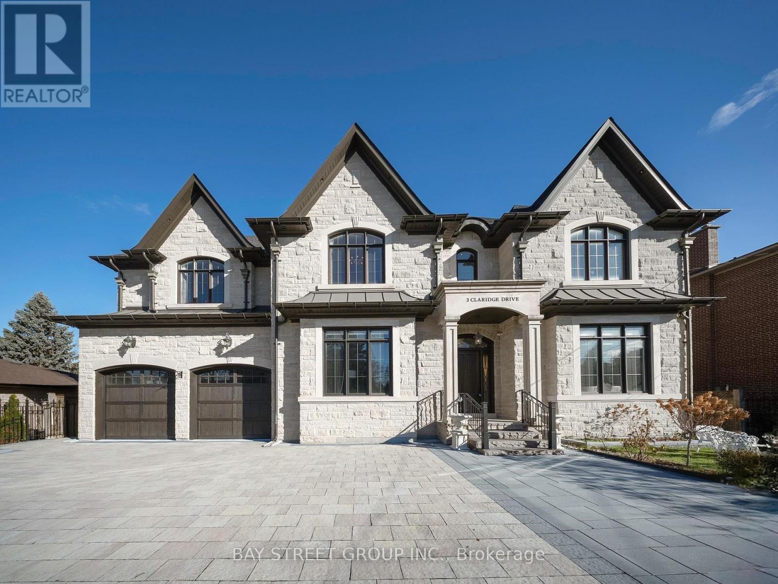 3 Claridge Drive, Richmond Hill, Ontario  L4C 6G8 - Photo 2 - N12563286