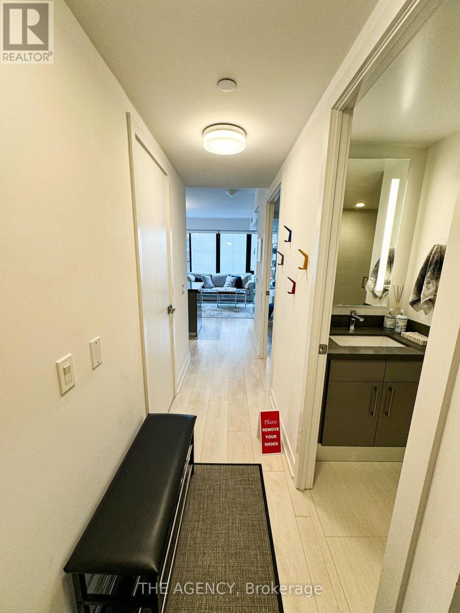 810 - 188 Cumberland Street, Toronto, Ontario  M5R 0B6 - Photo 3 - C12568770