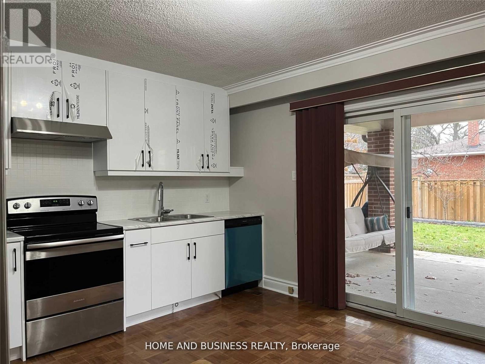 Lower - 1648 Sunnycove Drive, Mississauga, Ontario  L4X 1B7 - Photo 5 - W12568788