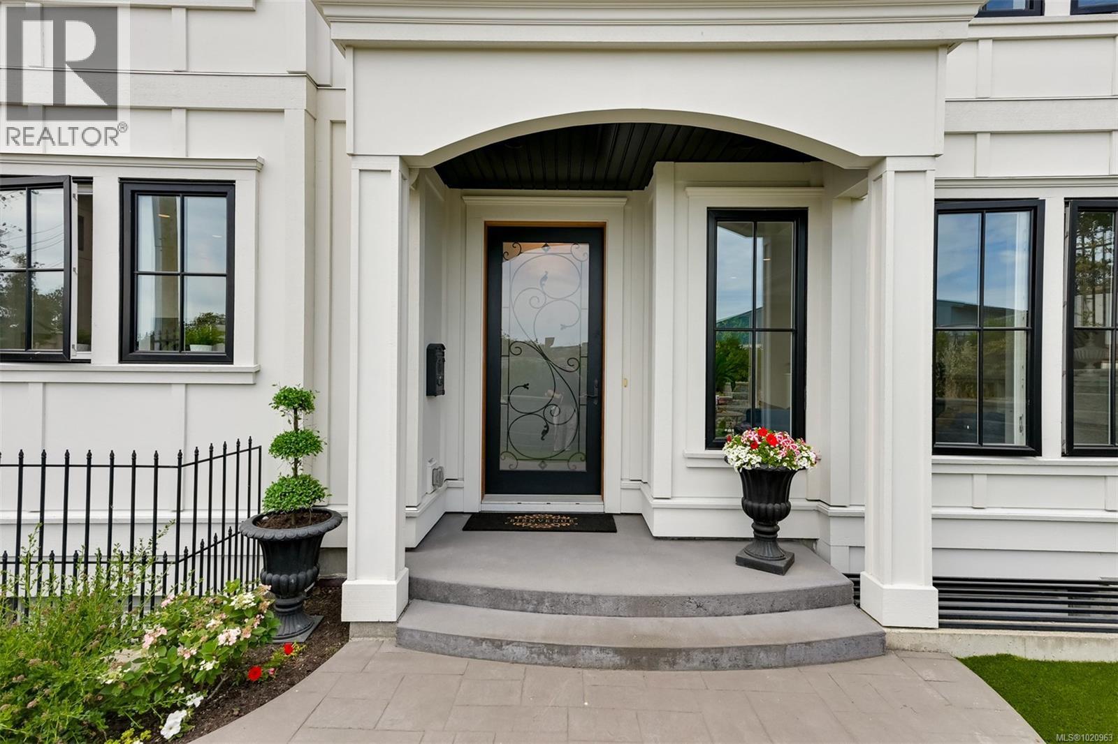 720 Alston St, Victoria, British Columbia  V9A 3K5 - Photo 2 - 1020963