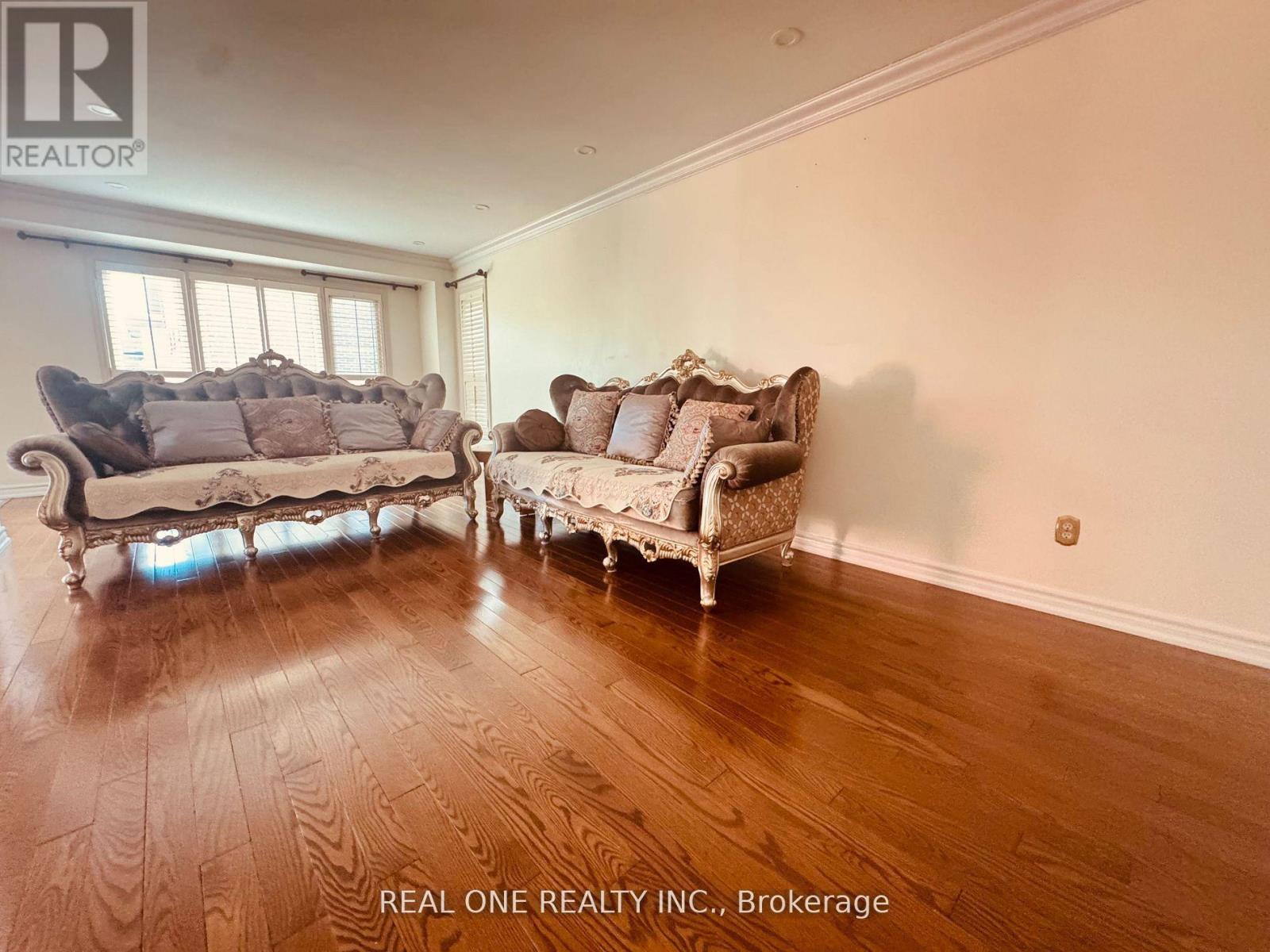 3 Elmsley Drive, Richmond Hill, Ontario  L4C 8N1 - Photo 3 - N12568856