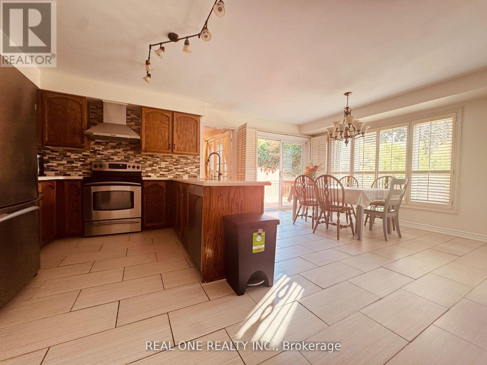 3 Elmsley Drive, Richmond Hill, Ontario  L4C 8N1 - Photo 5 - N12568856