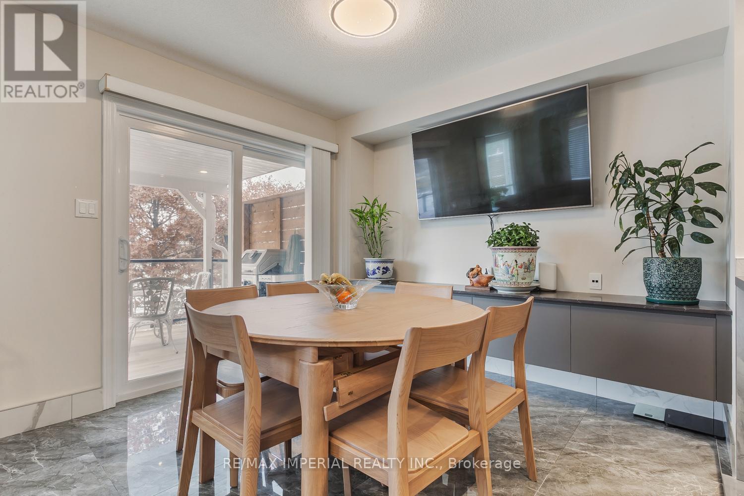 85 Maple Ridge Crescent E, Markham, Ontario  L6E 1T8 - Photo 5 - N12568864