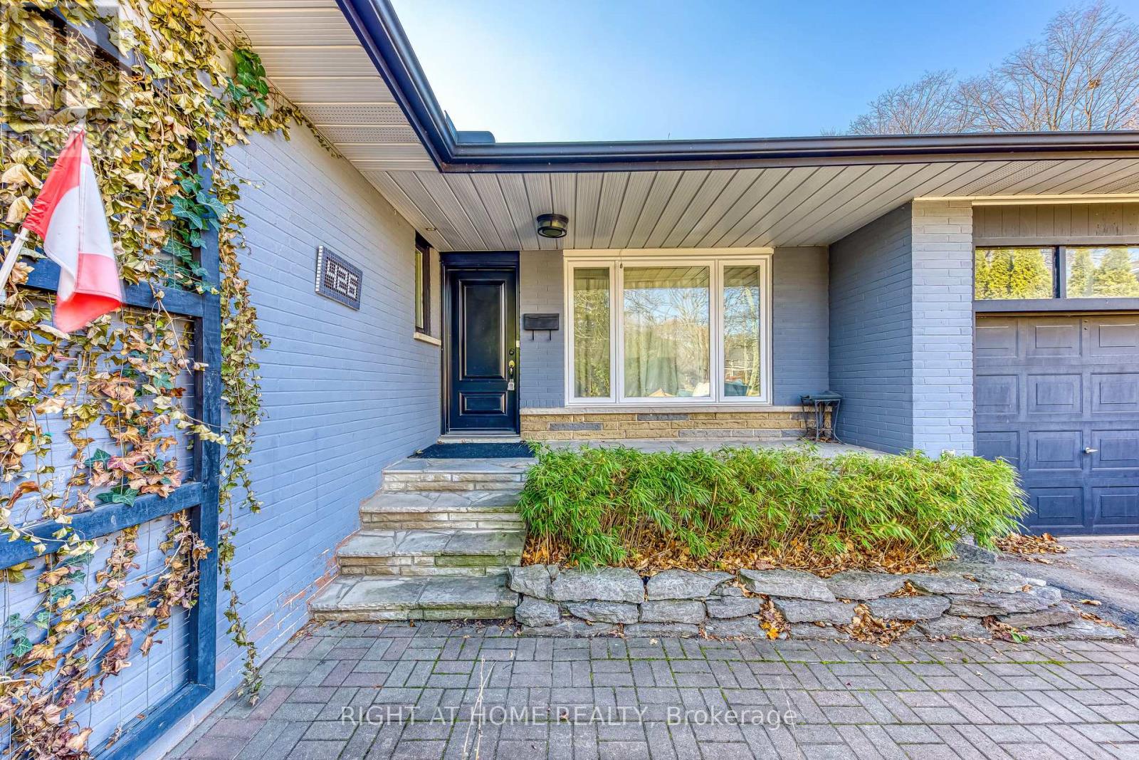 426 Lees Lane, Oakville, Ontario  L6L 4S7 - Photo 2 - W12568840