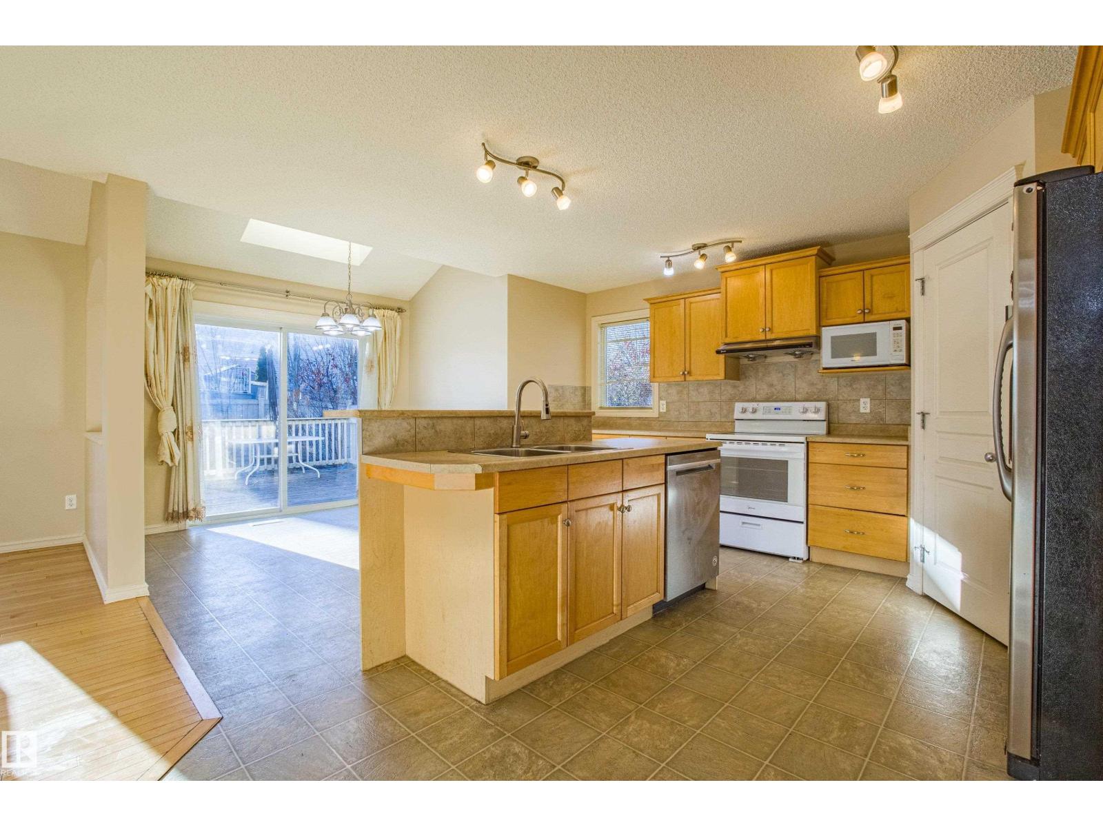 1253 Latta Cr Nw, Edmonton, Alberta  T6R 3P6 - Photo 8 - E4466375