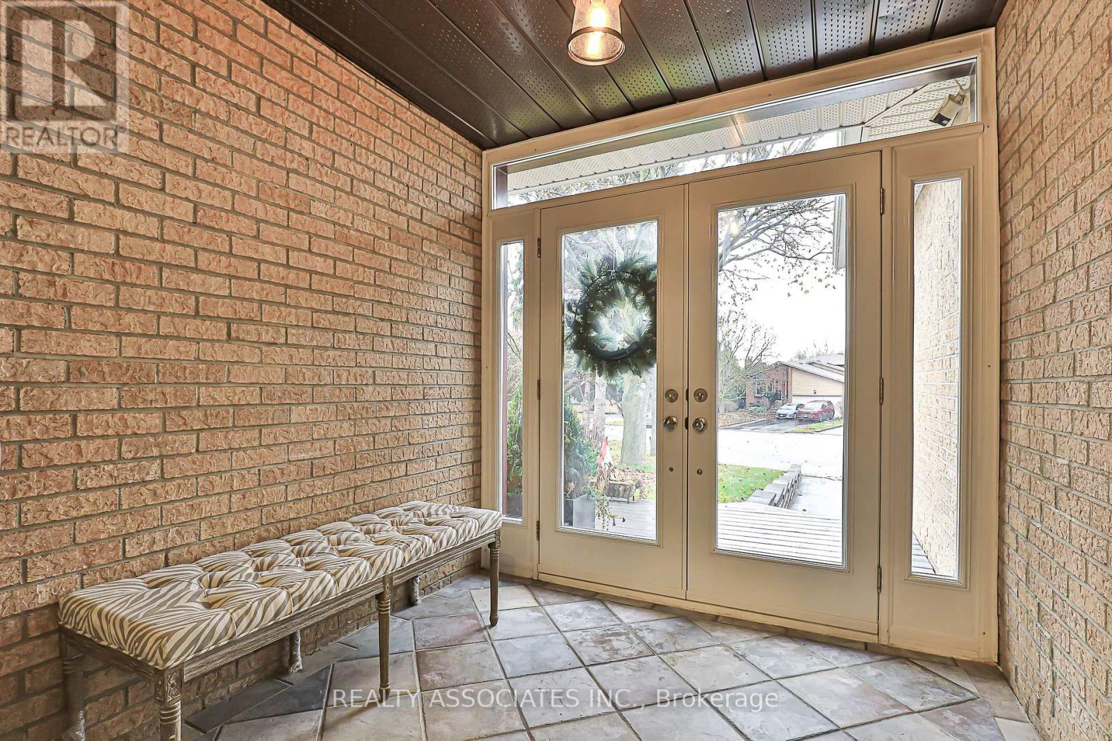 81 Derby Court, Newmarket, Ontario  L3Y 5Z8 - Photo 9 - N12559172