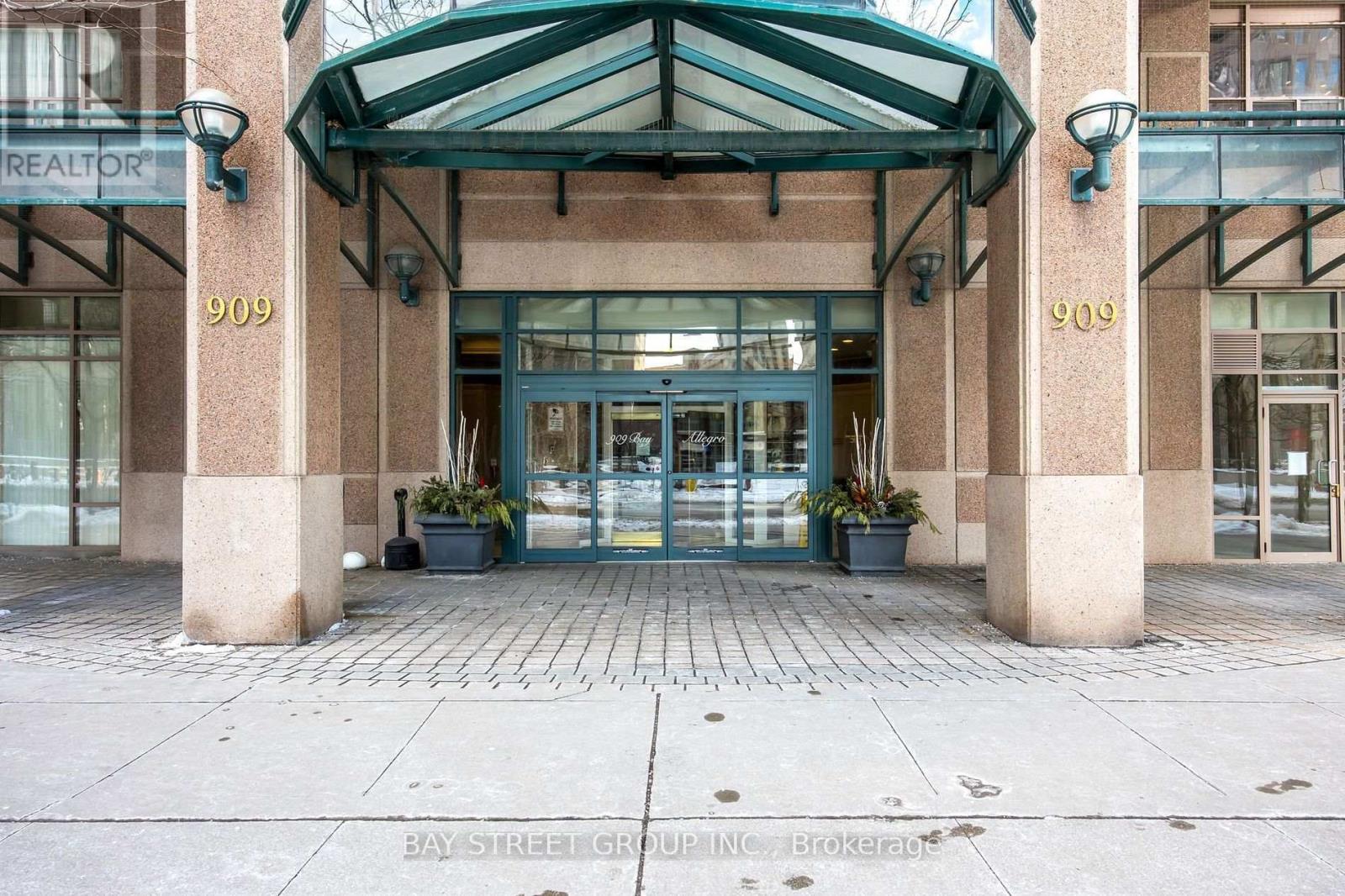 1805 - 909 Bay Street, Toronto, Ontario  M5S 3G2 - Photo 4 - C12543898