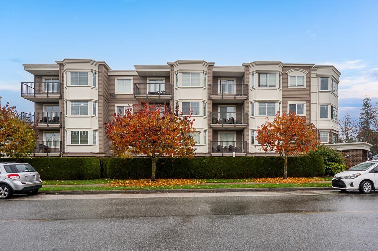 302 15389 Roper Avenue, White Rock, British Columbia  V4B 2S8 - Photo 2 - R3068358