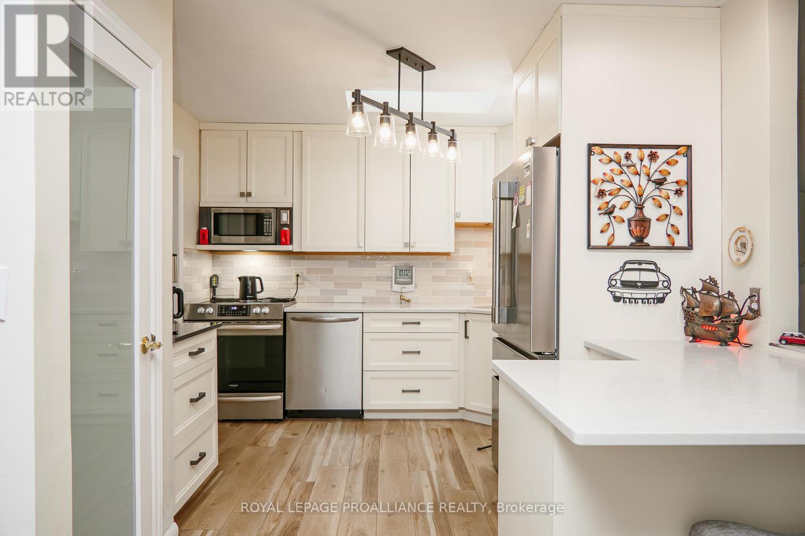 10 Devere Gardens, Quinte West, Ontario K8V 3M3 - Photo 10 - X12568994