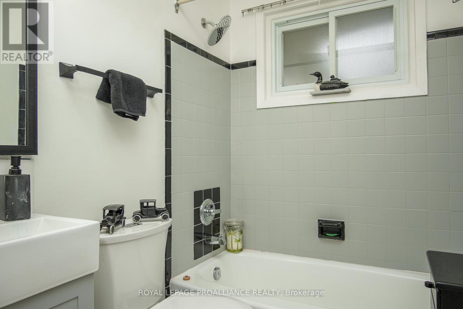 10 Devere Gardens, Quinte West, Ontario K8V 3M3 - Photo 22 - X12568994