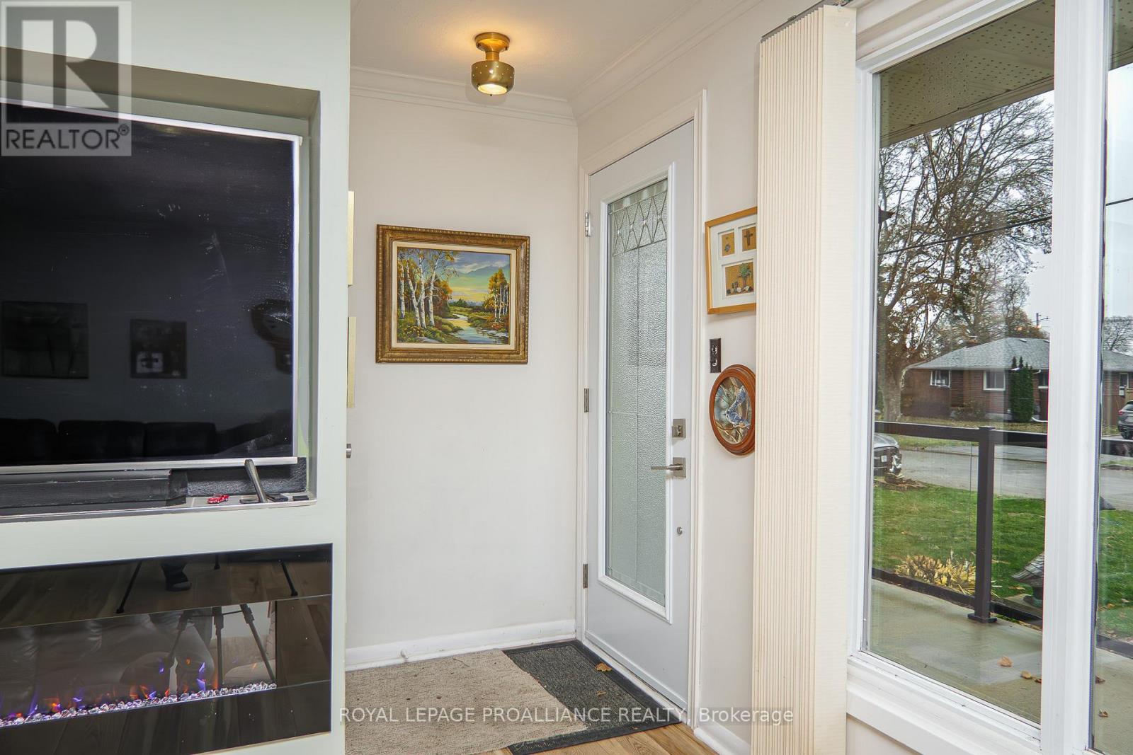 10 Devere Gardens, Quinte West, Ontario K8V 3M3 - Photo 4 - X12568994