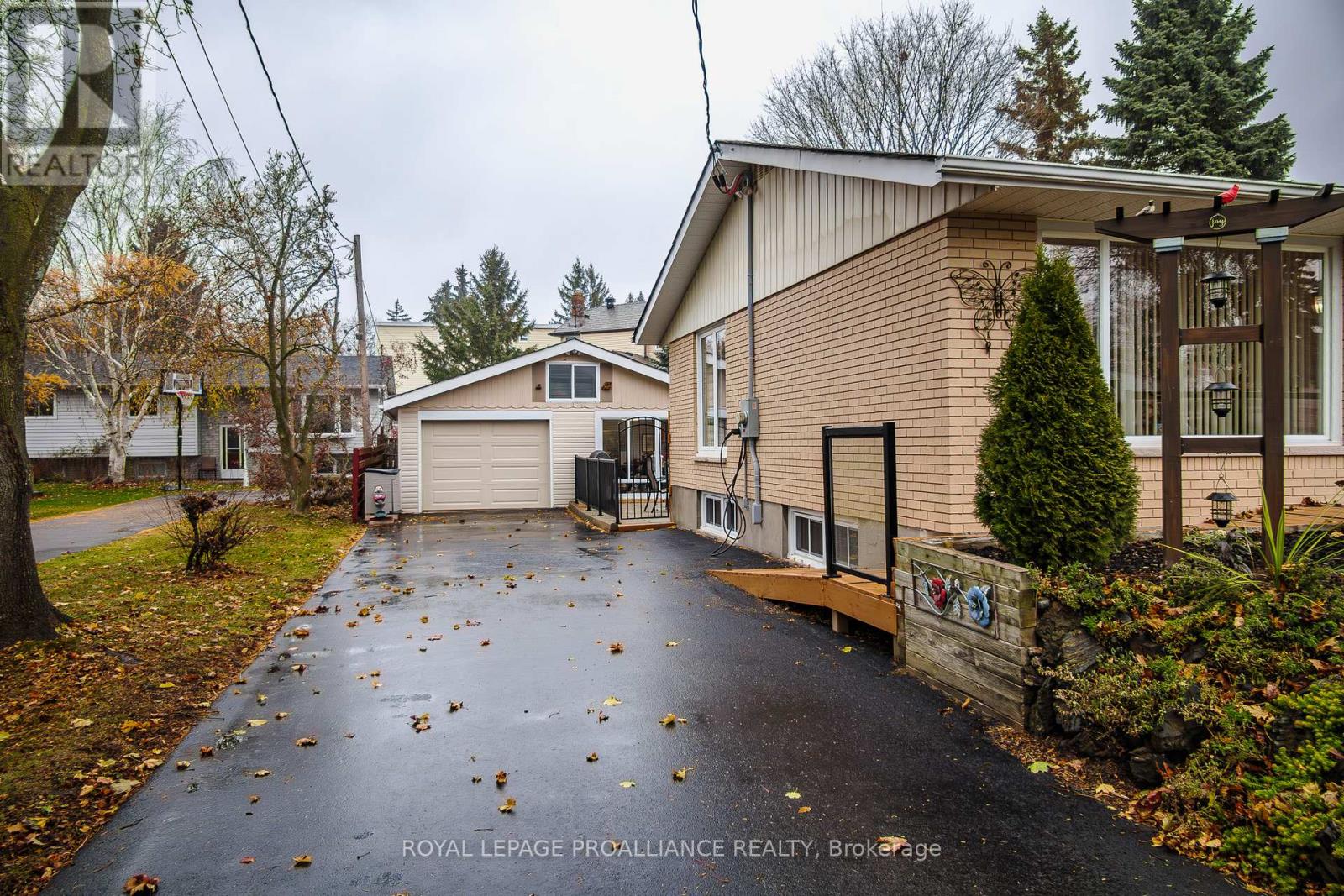 10 Devere Gardens, Quinte West, Ontario K8V 3M3 - Photo 41 - X12568994