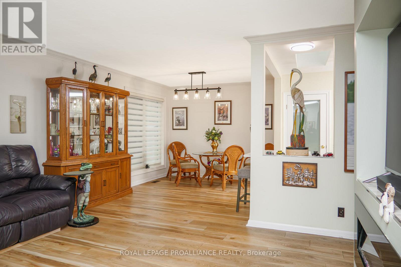 10 Devere Gardens, Quinte West, Ontario K8V 3M3 - Photo 5 - X12568994