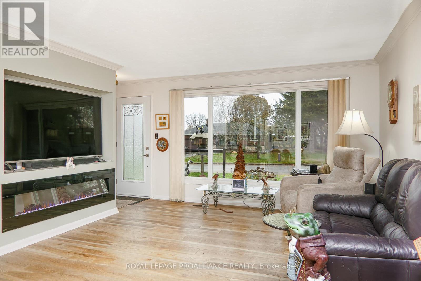 10 Devere Gardens, Quinte West, Ontario K8V 3M3 - Photo 7 - X12568994