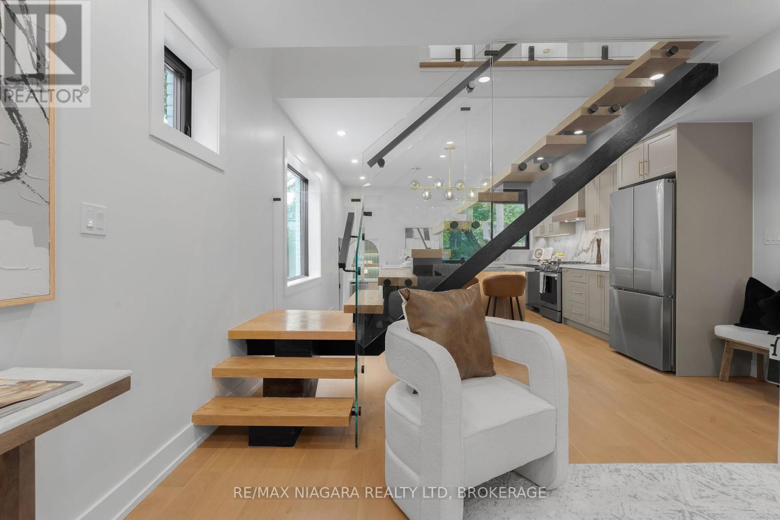 853 Sammon Avenue, Toronto, Ontario  M4C 2E9 - Photo 10 - E12568972