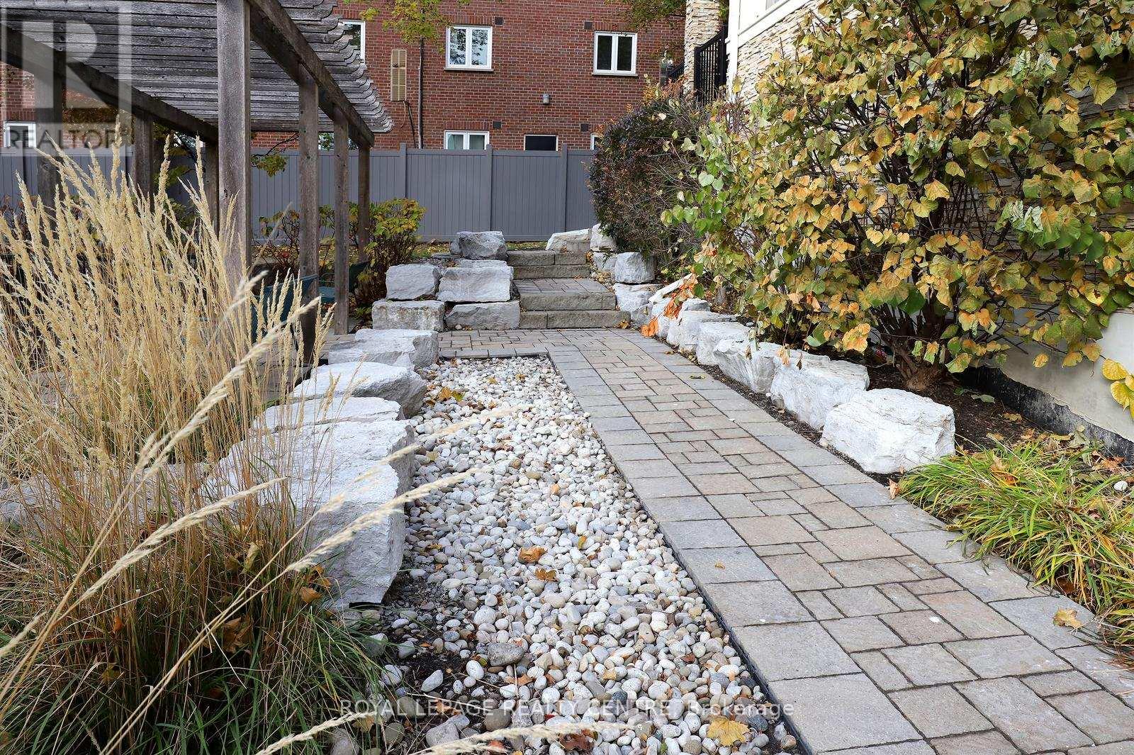 10 - 3077 Cawthra Road, Mississauga, Ontario  L5A 2X4 - Photo 2 - W12568988